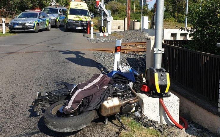 Vážná nehoda na Švestkové dráze: Motorkář se těžce zranil, letěl pro něj vrtulník