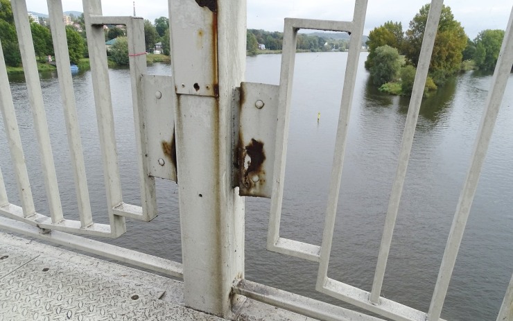 Na Tyršově mostě se bude opravovat zábradlí. Je ve špatném technickém stavu