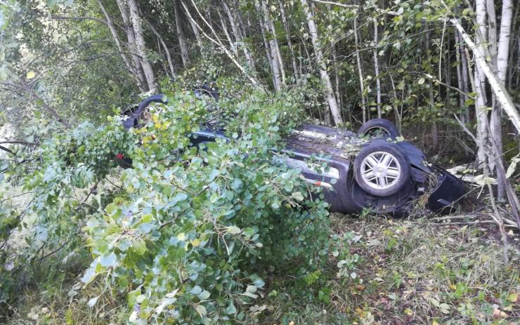 AKTUÁLNĚ OBRAZEM: Vážná nehoda u Hlinné. Auto se převrátilo na střechu, na místě zasahoval vrtulník