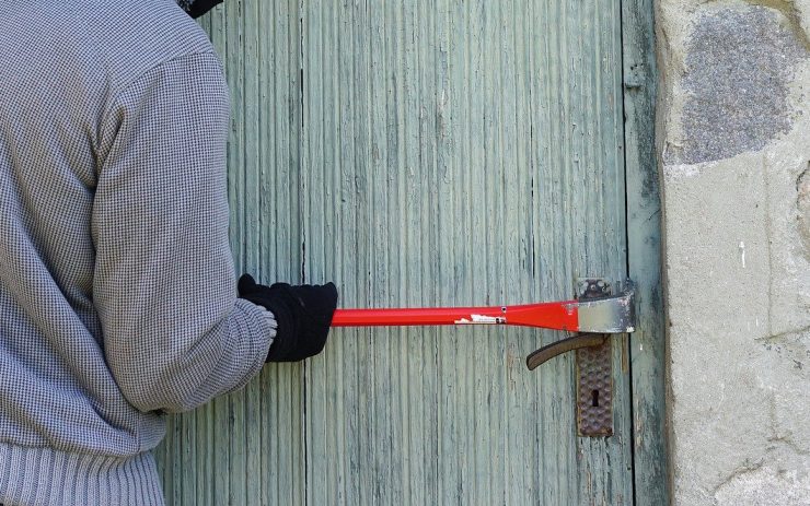 Sklep opravovaného domu navštívil zloděj: Tohle všechno tam nakradl