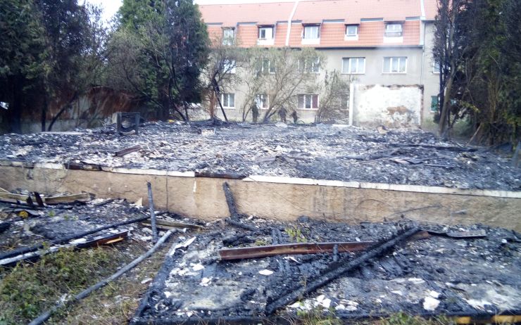 OBRAZEM: Ranní poplach v Libochovicích! Požár srovnal budovu se zemí