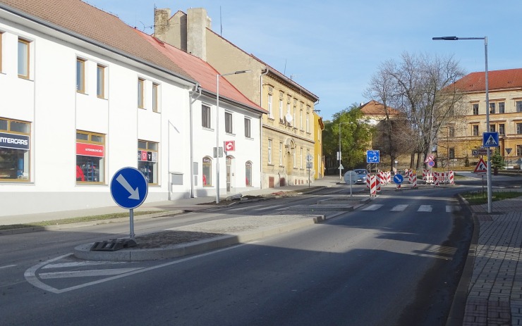 OBRAZEM: Přechod na hlavním tahu městem je hotový. Rekonstrukcí prošly také chodníky a zastávky