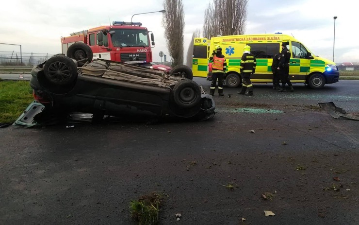 AKTUÁLNĚ: U Roudnice se převrátilo auto na střechu, řidička skončila v péči záchranářů