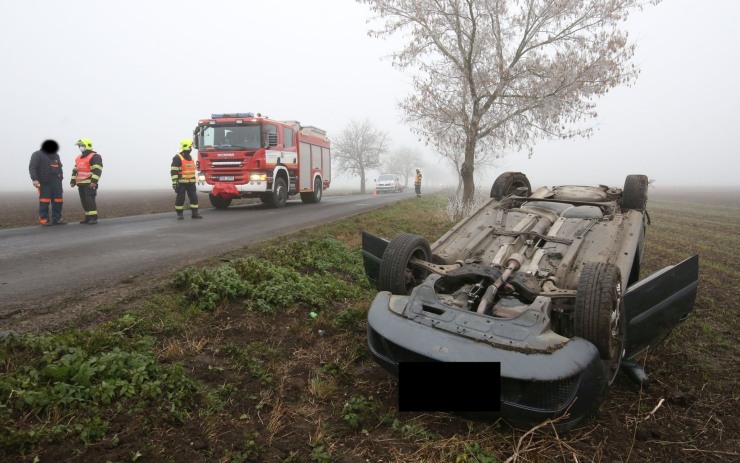 OBRAZEM: Při nehodě u Brňan se jedno z aut převrátilo na střechu. Řidička skončila v nemocnici
