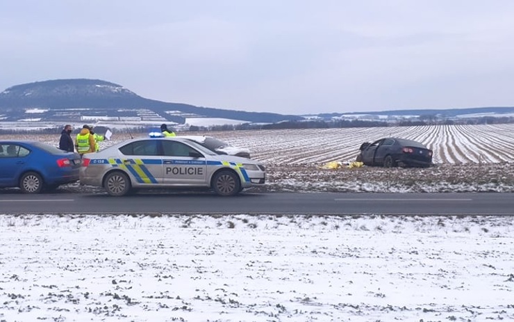 FOTO: Policejní honička na D8 skončila tragicky. Řidič po nehodě u Račiněvsi zemřel