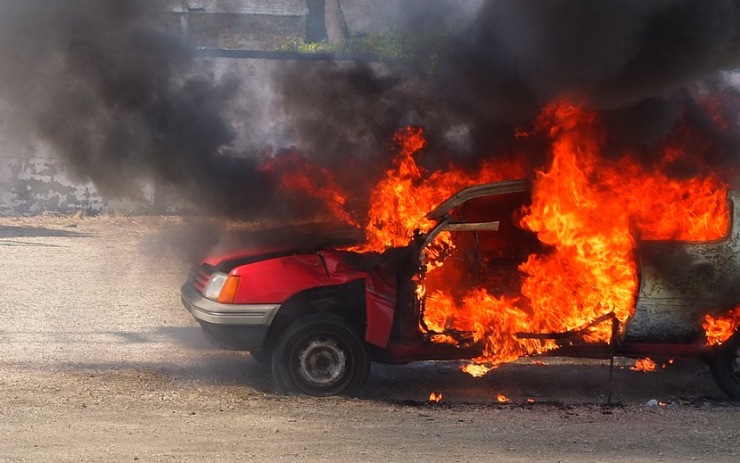 Pachatel úmyslně zapálil zaparkované auto. Policisté ho dopadli, když chtěl vykrást sklep