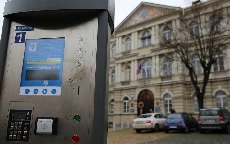 Změny podmínek parkování v centru města se odkládají. Kdy začnou platit?