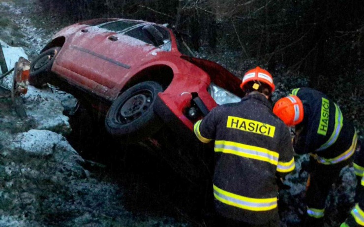 AKTUÁLNĚ: U Chodounů skončilo auto na boku v příkopu, řidička skončila v péči záchranářů