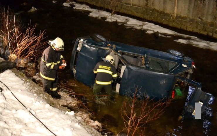 Řidič skončil s autem v řece! Z ledové vody mu pomohl zachránce, sám skončil v nemocnici