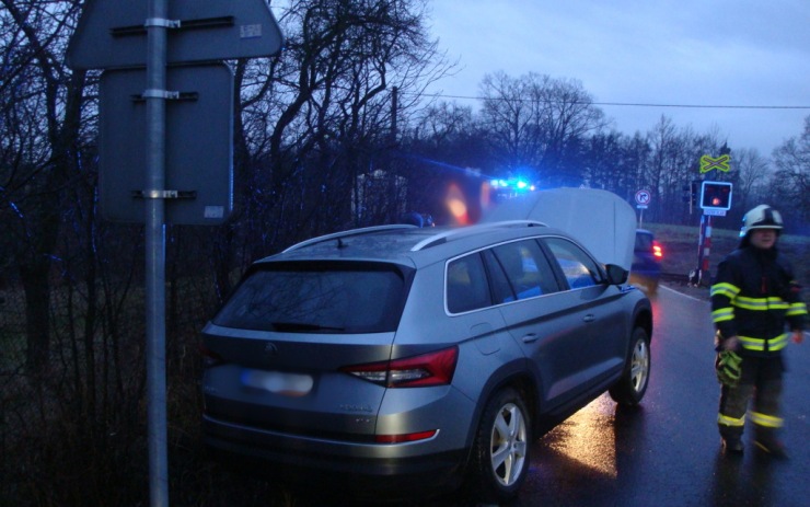 AKTUÁLNĚ: V Polepech došlo k nehodě na přejezdu, v Bříze nabouralo auto do autobusu a pak do domu