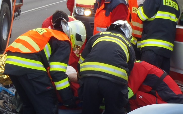 AKTUÁLNĚ: Vážná nehoda uzavřela silnici u Černoučku, probíhají záchranné práce