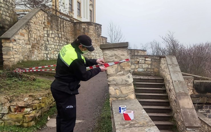 Na parkánech došlo k havárii schodišťového zdiva. Nevstupujte sem!