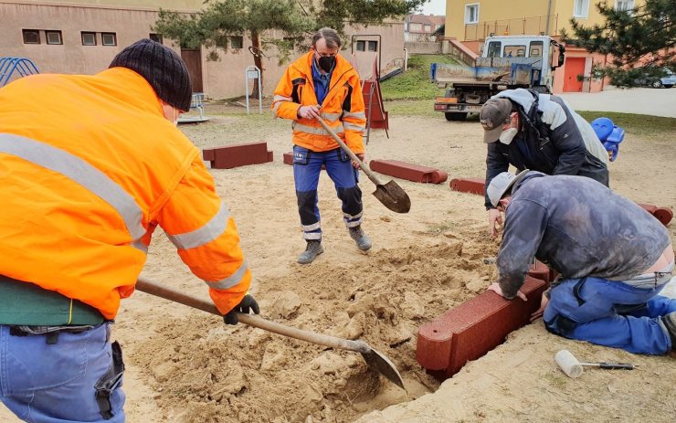 Pískoviště budou bezpečnější, beton nahradí tvrzená guma. Opravy se ale kvůli opatření protáhnou