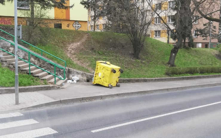 Zloději a vandalové se zase předvedli. Jeden kontejner zmizel, další někdo spustil po schodech