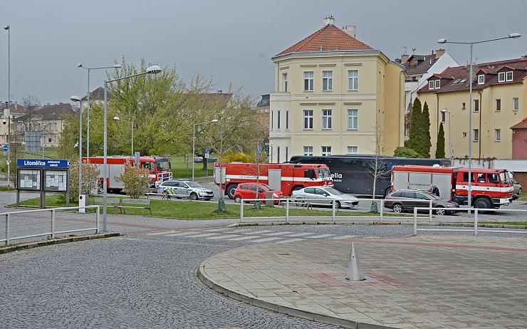 FOTO: Poplach v Litoměřicích. Hasiči spěchali na nádraží, kde se kouřilo z vagonu vlaku