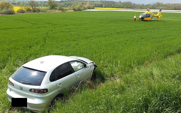 FOTO: Auto vylétlo po srážce na Litoměřicku ze silnice, jeden zraněný