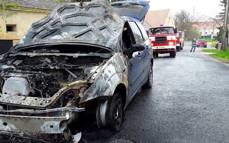 OBRAZEM: Auto začalo za jízdy hořet, s požárem bojovaly dvě jednotky. Hasiči zjistili i příčinu