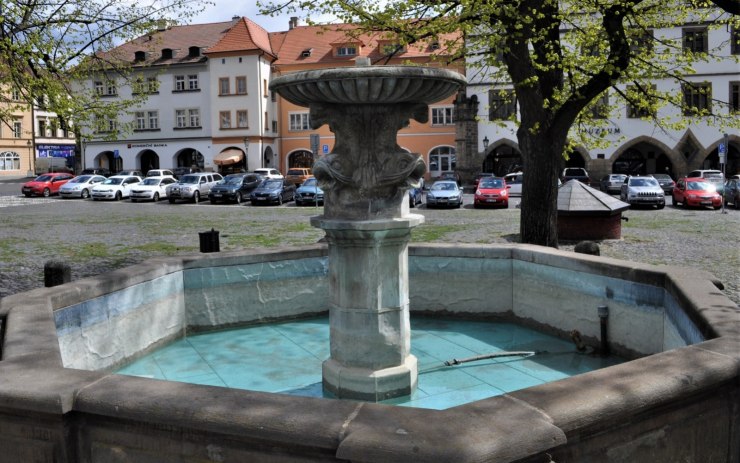 Ze spodní kašny na náměstí uniká voda, začíná její rekonstrukce