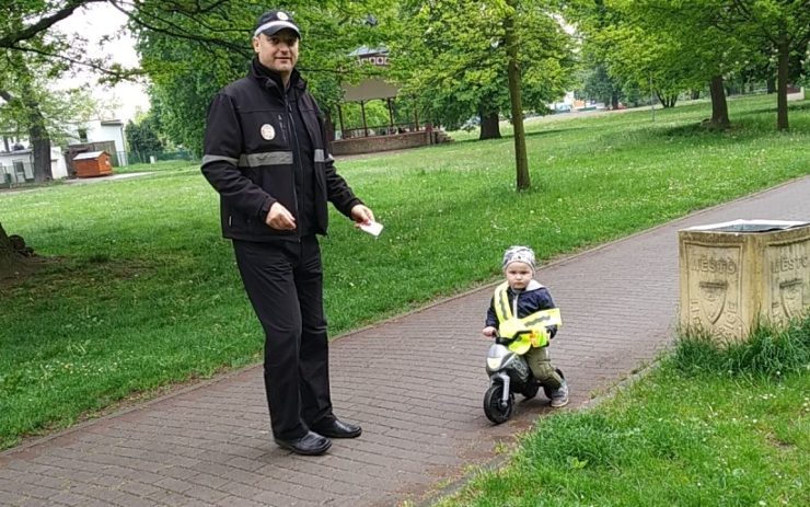 Městská policie spustila nový projekt, malí cyklisté dostali reflexní vestičky