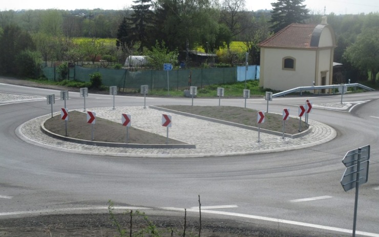 Okružní křižovatka U Kapličky už je v provozu, nyní tudy bezpečně projedou i těžká a nadměrná auta