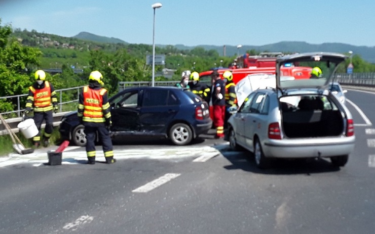 OBRAZEM: Při nehodě u Mlékojed se zranili dva lidé, zasahovali hasiči i záchranáři