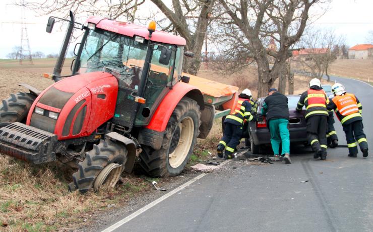 AKTUÁLNĚ: Před viaduktem v Hoštce se srazilo auto s traktorem, na místě je policie