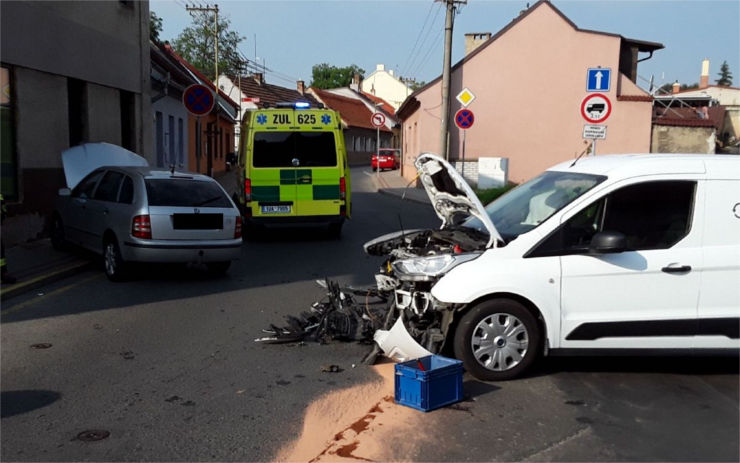 AKTUÁLNĚ: Při nehodě dvou osobáků v Roudnici se zranil člověk, místo je průjezdné kyvadlově