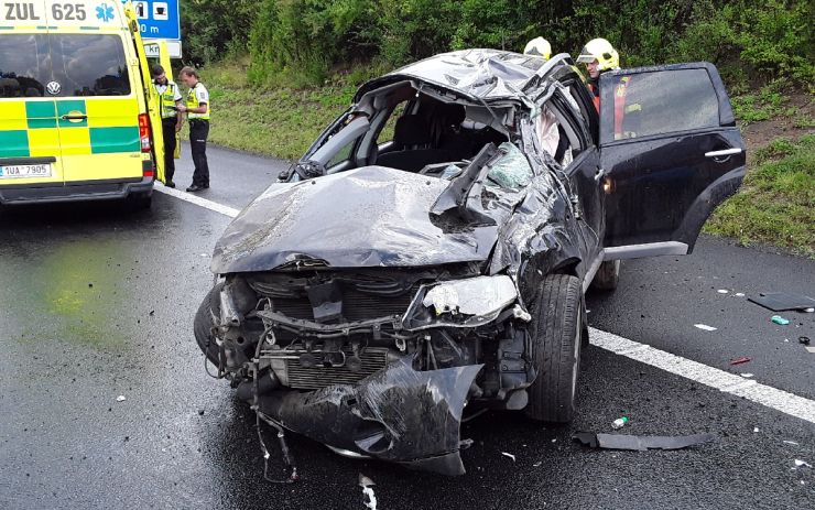 AKTUÁLNĚ: Auto na dálnici skončilo v kotrmelcích, zranili se čtyři lidé