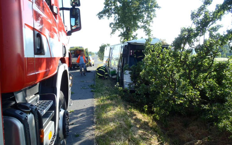 AKTUÁLNĚ: V Libochovicích skončil autobus v příkopu, dopravu řídí policie