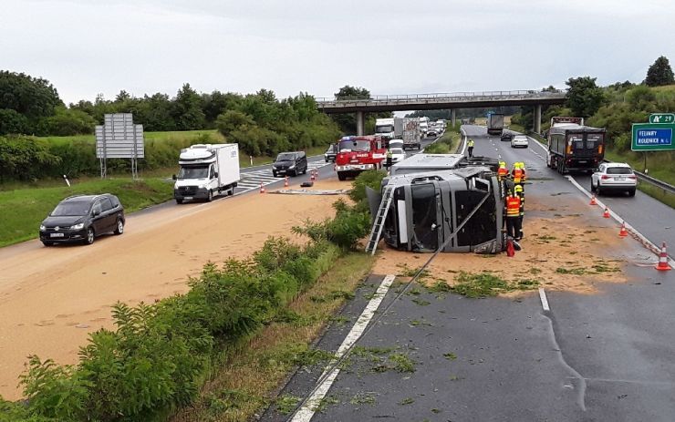 AKTUÁLNĚ: Zasypaná dálnice u Roudnice! Nehoda blokuje oba směry D8