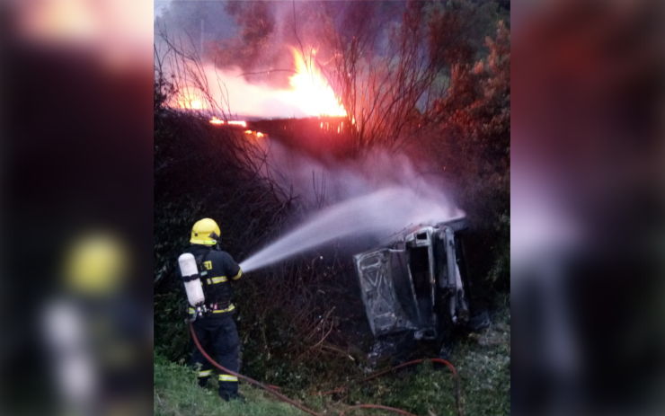 U Malých Žernosek začalo po nehodě hořet auto, chytla od něj i kůlna