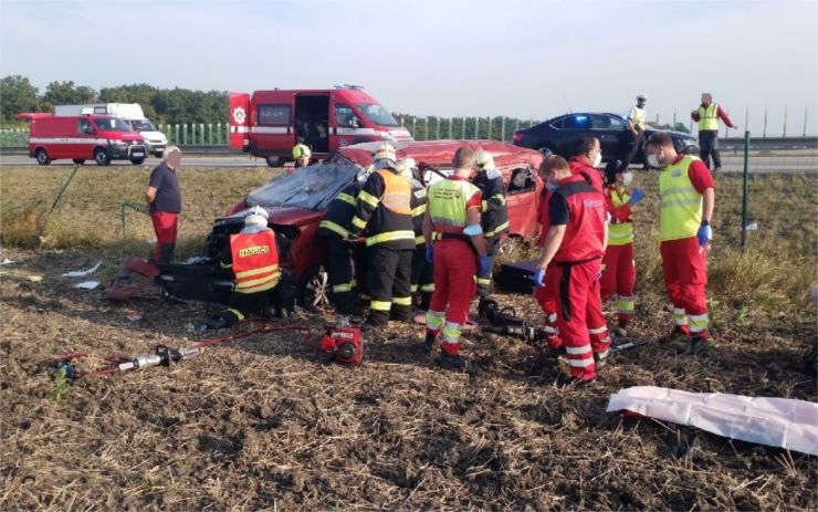 AKTUÁLNĚ: Na dálnici D8 zasahují záchranné složky, auto tu skončilo mimo komunikaci