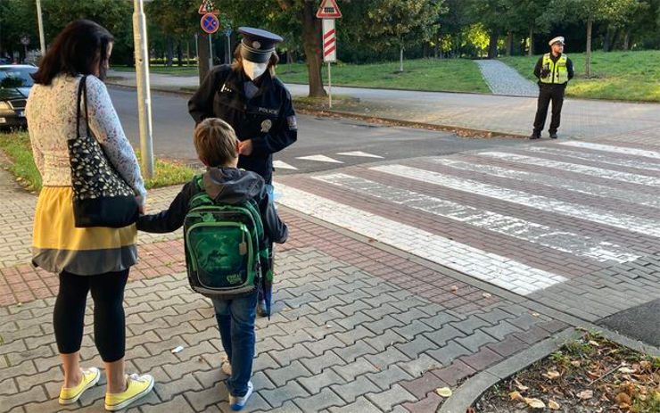 FOTO: I chodci mají povinnosti! Policisté u škol vysvětlují dětem základy bezpečného přecházení