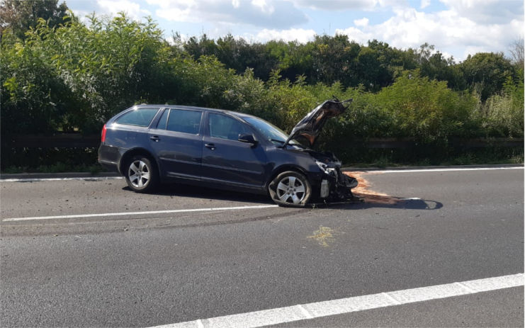 Provoz na dálnici D8 zkomplikovala nehoda, řidička skončila v péči záchranky