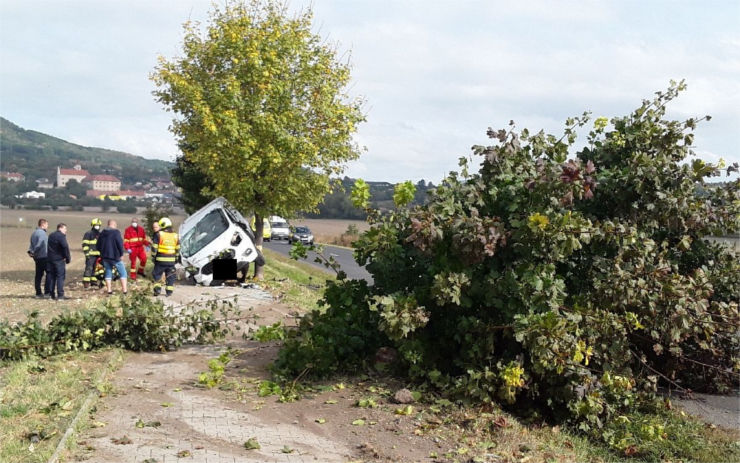 FOTO: Při nehodě u Žitenic se zranil člověk, jedno z aut zůstalo zaklíněné ve stromě