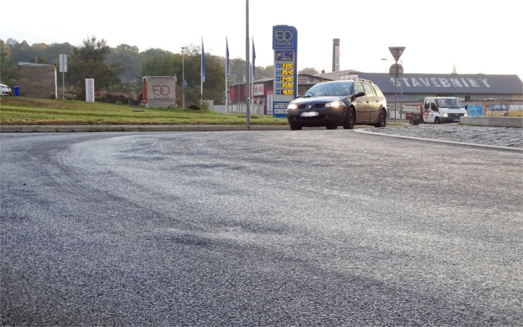 Vyjeté koleje budou brzy minulostí. Kruhový objezd u nového mostu dostane odolnější povrch