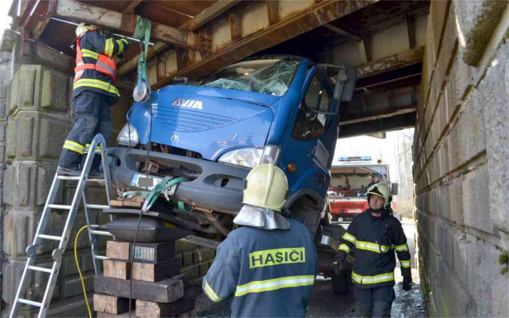 AKTUÁLNĚ: V Litoměřicích narazil náklaďák do viaduktu, vlaky stojí