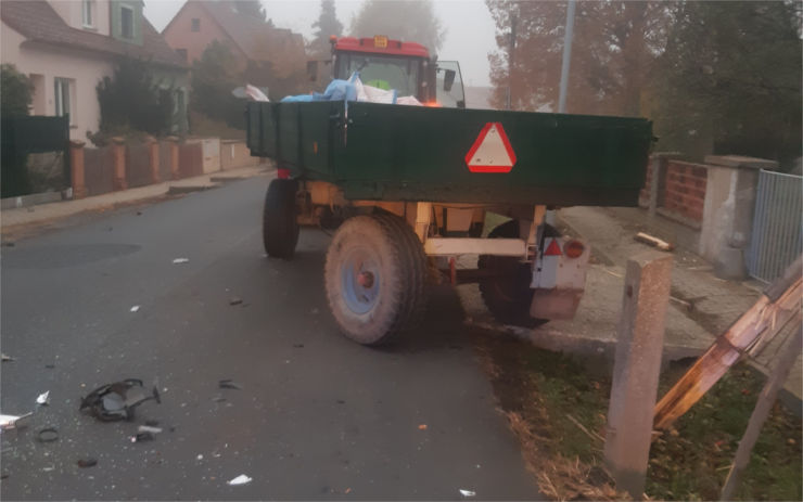 AKTUÁLNĚ: Hasiči a záchranáři ráno vyjížděli k nehodě v Lukavci. Srazilo se tu auto s traktorem