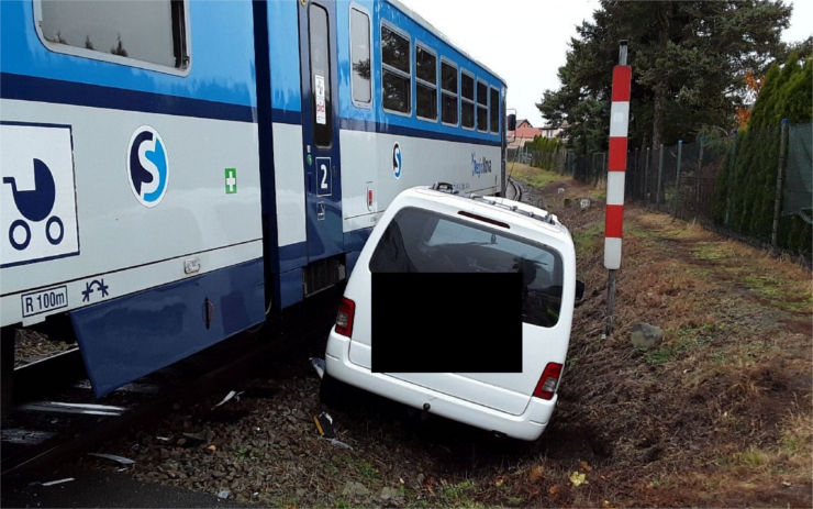 FOTO: U Straškova došlo ke střetu vlaku s osobákem, na místě zasahovaly dvě jednotky hasičů