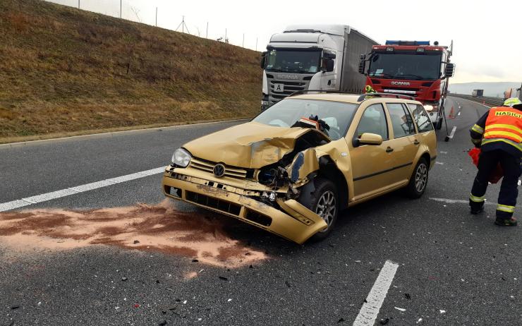 FOTO AKTUÁLNĚ: Auto na dálnici u Opárna narazilo do vozidla silničářů!