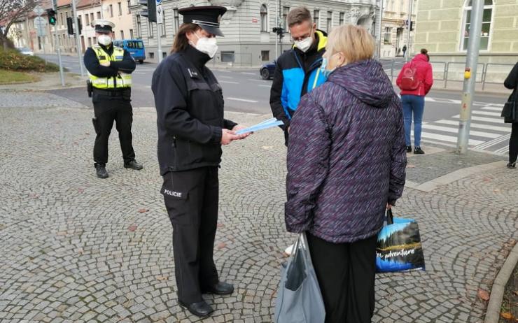 Jsou lidé za sychravého počasí vidět? Policisté na Litoměřicku zdůrazňovali potřebu používání reflexních prvků