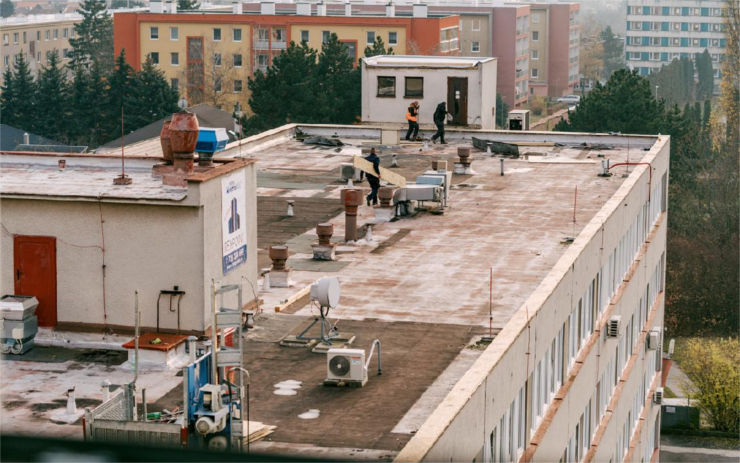 Střecha interny v roudnické nemocnici se dočká kompletního zateplení a nové krytiny