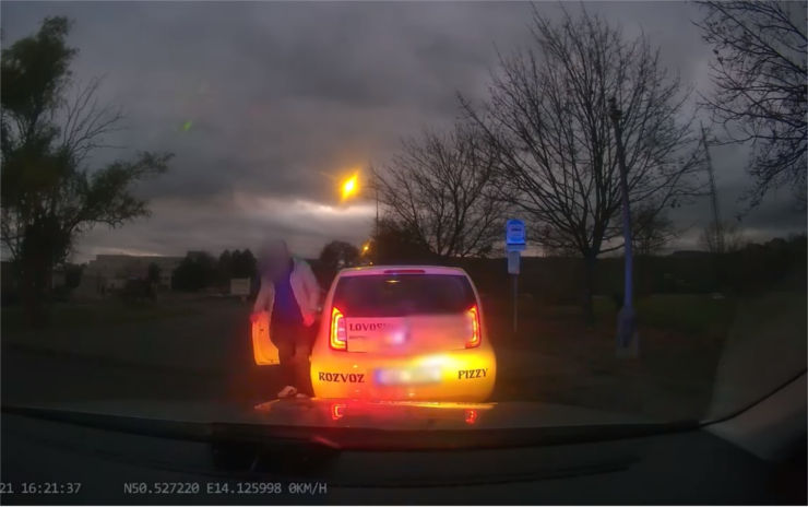 VIDEO: Rozvozce pizzy seděl za volantem přes dva zákazy řízení! Policistům se hned přiznal