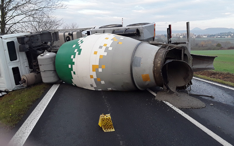 PRÁVĚ TEĎ: Převrácený náklaďák s betonem zatarasil cestu u Litoměřic