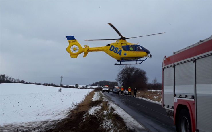 AKTUÁLNĚ OBRAZEM: Vážná nehoda auta a náklaďáku u Kostomlat! Na místě zasahoval vrtulník