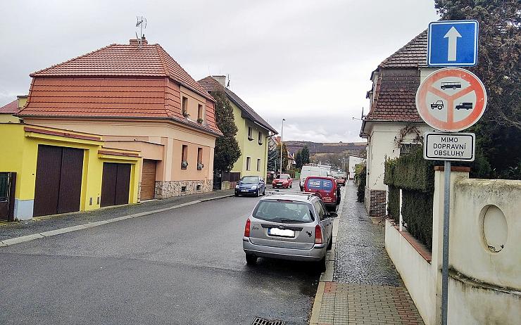 V lokalitě poblíž Lidlu přibyla parkovací místa díky jednosměrkám