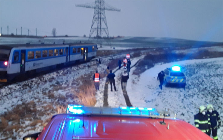 FOTO: Hasiči zveřejnili snímky z ranní nehody vlaku s osobákem. Řidič skončil v péči záchranářů