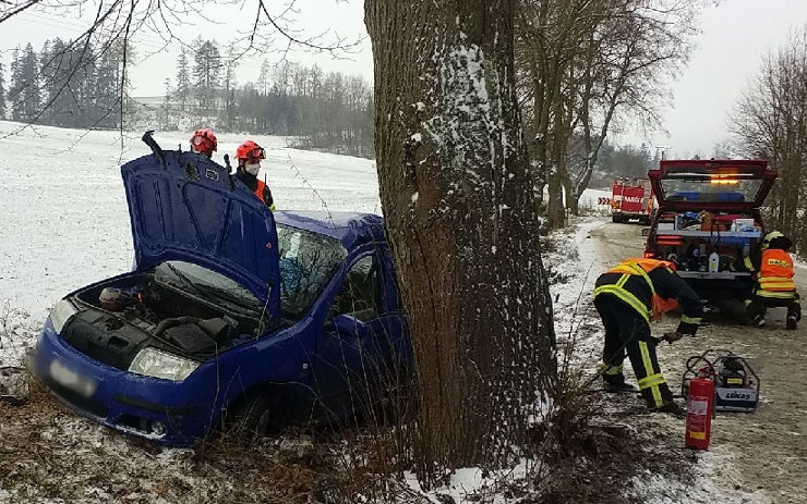 AKTUÁLNĚ: Vážná nehoda u Krabčic! Auto skončilo mimo vozovku, silnice je uzavřena