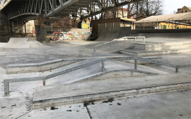 Neukáznění skateboardisté ničí nedostavěný skatepark