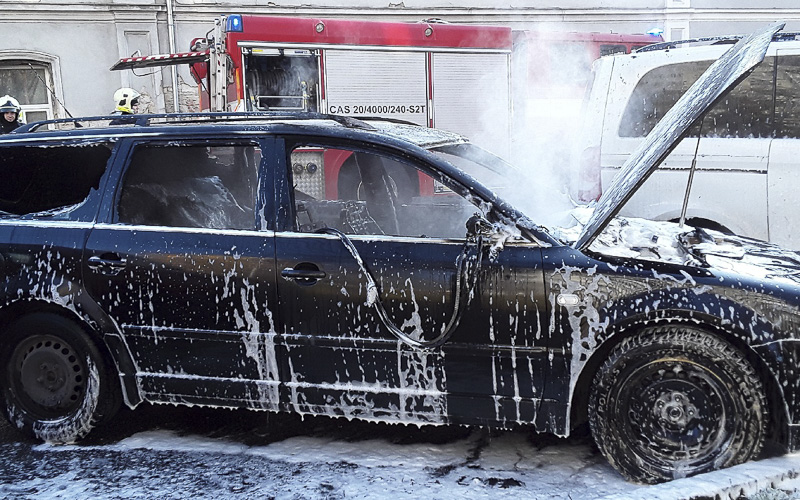 Požár zachvátil auto v Litoměřicích, ohořel i sousední vůz